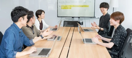 FLINTERS BASEで働く先輩社員にインタビュー！【ド文系からのエンジニア編】