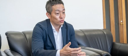 インタビューに答える、まるや商事３代目、     宮尾寿彦社長。商品開発の〝裏方〟としてのこだわり続け、会社と事業を成長させてきた。