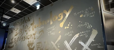 MOYAI buzz wall