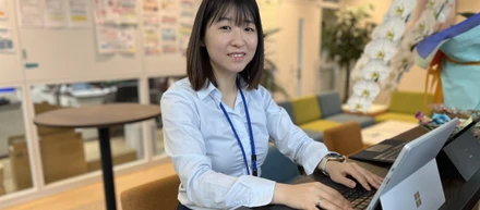 未経験でも、誰かに喜んでもらえている。教師→システムエンジニアの世界に飛び込んだ私が、実務ベースの1年研修から得たこと。【ウェルコム 社員インタビュー / 設楽 華】