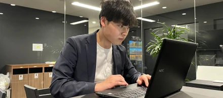 俳優からITへの異色のキャリアパス〜未経験から2年で100万ユーザーアプリのPMを勤める若手ホープに迫る〜