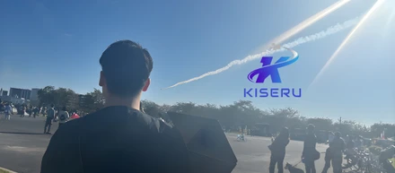 【PC作業の魅力?】快晴下のカフェ作業とその上を飛ぶ戦闘機✈️