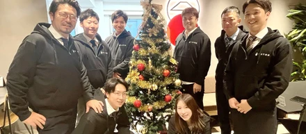 大吉ロゴパーカーとクリスマスツリー