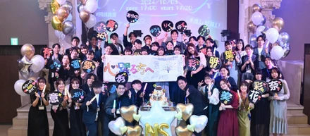 レーザービームが内定式を派手に演出！？NSグループの魅力を最大限に活かした「推し会」内定式を開催
