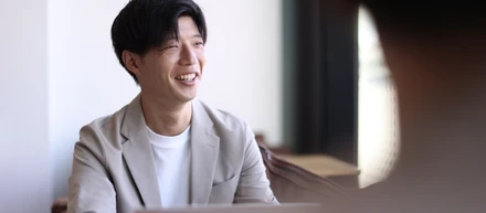 【社員インタビュー】Youtuberも兼業する、”少年心を忘れない”彼のスタイルとは