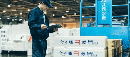 入社1年目、"選魚職人"を目指し水産仲卸で働く、新人営業担当者のリアルな1日のタイムスケジュールは？