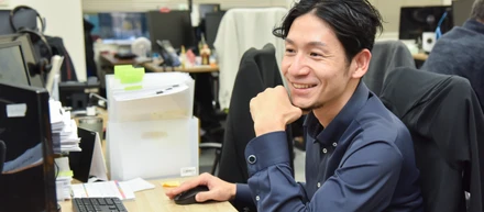 【社員インタビュー】“社会を動かす情熱”セールス部長が語る、経済支援の舞台裏