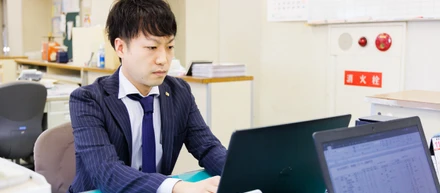 【五ツ木の社員インタビュー】未来を創る仕事へ ー 異業種からの転身で見つけた、教育現場でのやりがい