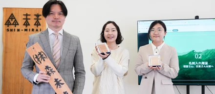 入社の証は、木の温もりあふれる名刺入れから。樹種を当てる会話も生まれます。