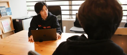 ゼロから「仕組み」を作り、プロダクトの未来を拓く。GATARIエンジニア的野が語る、挑戦と成長の軌跡