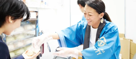 【部署紹介】“商品開発部の先輩社員インタビュー”地域を盛り上げる商品づくりに挑戦するスタッフ