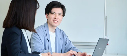 「人の温かさ」で選んだ会社で、今、自分らしく働いています──CS部・シンさんへインタビュー