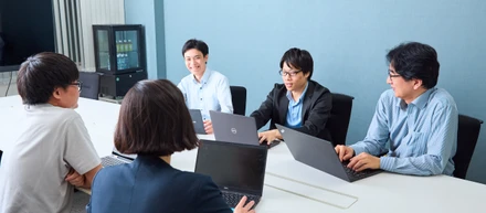 「どんな人が働いてるの？」その疑問、社員インタビューでまるっと解決！