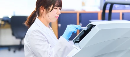 【先輩社員紹介】臨床検査室で活躍する先輩社員のリアル「もう一度、研究に関わる仕事がしたい」～未経験から臨床検査の道へ～