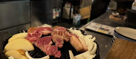 メンバーでジンギスカンを食す