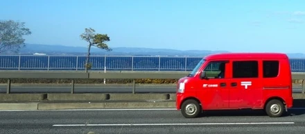 赤い車を降りたフリーライター