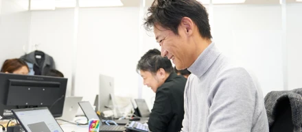 多国籍・多様なバックグラウンドが自然に混ざり合うチームです