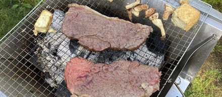 バーベキュー（BBQ）の語源は、カリブ海の先住民タイノ族が使っていた、肉や魚を燻製・乾燥させるための木製の台（やぐら）を指す言葉「barbacoa（バルバコア）」です。これがスペイン語に転化し、大航海時代を経て英語の「barbecue」になりました。