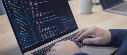 医療現場の課題をWebで解決するために、理学療法士からWebエンジニアへ