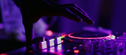 AIで音楽制作の壁が消える — VideoWeb AI Music（Suno 4.5搭載）を本気で試した感想と実務活用の可能性