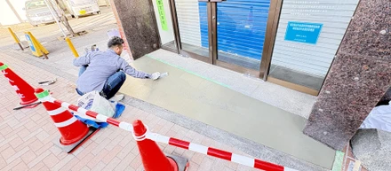 「段差をなくして、安心して通れる入口へ。」外壁補修とスロープ化のバリアフリー改修