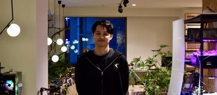 【社員インタビュー】大学院進学を捨て、新卒でエンジニアへ。AIの進化に危機感を持った理系オタクが、CATENASで見つけた“実学”の正体。