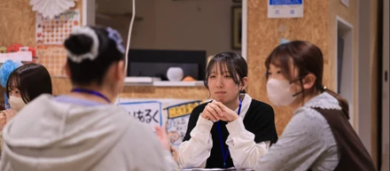 【学生インターンインタビュー】「やりたいことがない」から始めた挑戦。国文学科の私が、駄菓子屋のSNS運用で“数字の力”に目覚めるまで。