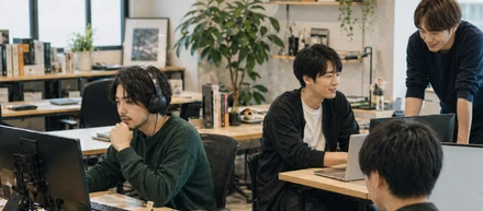 「笑い声とクリエイティビティが交差するオフィス。この『心地よい距離感』が、最高のアイデアを生む」