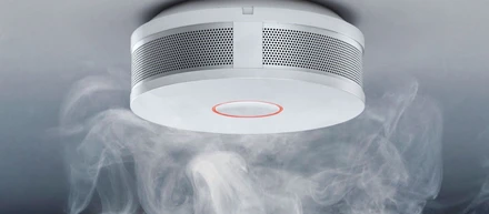 家族の安全を守るために：なぜ煙感知器が命を救えるのか