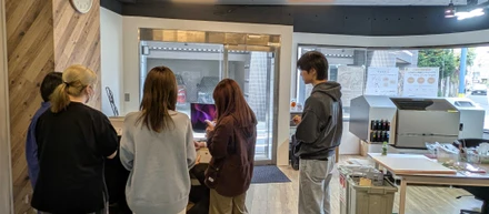 【社員インタビュー】「エンタメの力で人をポジティブに」美大で培った挑戦心を胸に、ひかりてらすで歩む企画営業としての第一歩