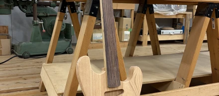 製作中のエレキギター