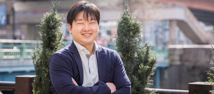 【メンバーインタビュー】SESから自社開発へ。複雑な医療SaaSと社内DXに挑むエンジニアが語る、手触り感のある開発とは。