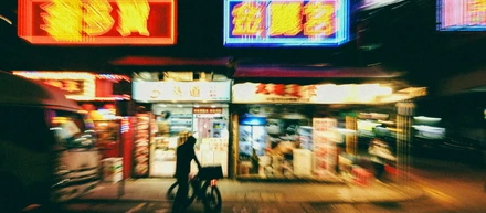 夜間飛行の誘導灯が教える進むべき道