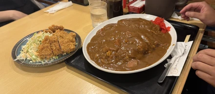 【横浜ランチ探訪】メンバーの絆を深める？「どん八」の特盛カツカレーとの闘い！🍛✨
