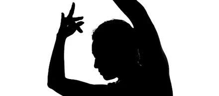 「50代、直感で選んだ『正解』への道。3人の息子の母であり、ダンサーである私が、今この会社で『土台』になる理由」