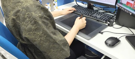 【26卒デザイナー】「研修なしで即実務」でも不安はゼロ！優しい先輩たちに見守られ、入社3ヶ月目で背景デザインを任されるまでのリアル