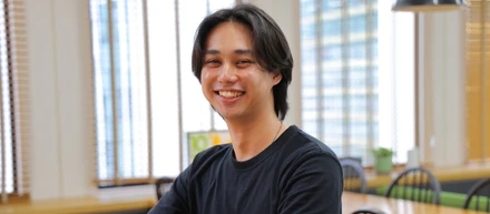 【新卒2年目エンジニア】文系・未経験から重要な打席へ。ビジネスの最前線で得られた圧倒的な裁量と成長。