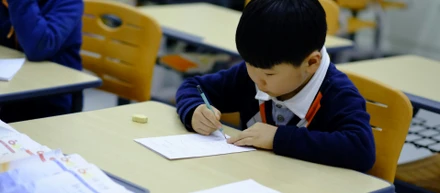 小学5年生の頃、学期ごとの思い出をクイズにした「学期テスト」を作成し、クラスで解いてもらう。