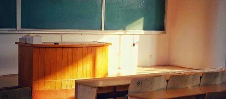 小学5年生の頃、クラスの掲示板に嘘しか書いていない「架空新聞」を不定期に掲載する。
