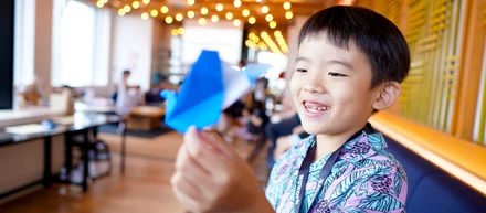 「もっと飛ばすには？ 」子どもたちと回した、紙ヒコーキの改善サイクル