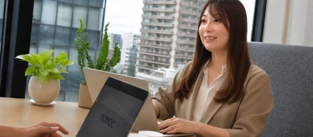 「準備の量が、結果を決める」──複数ブランドを担う営業・篠原彩乃が語る、モノック営業のリアル