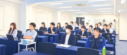 🌟 年2回開催！社員全員が参加する「HNW全体会議」🌟