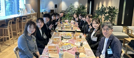 【27卒内定式】「誰も成し得ていない世界をつくろう」——想いを込めたオリジナル内定証書を手にした8名の仲間が、鎌倉新書へ！