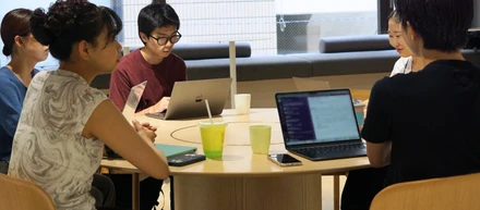 入社1ヶ月目から現場に出る、ベンチャー1年目のリアル｜25卒×26卒対談企画