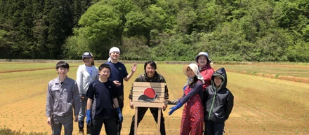 秋田鹿角にある、ファストコム田んぼで田植え体験！