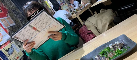 お金がかかる女、Senriと一緒にプチディナーをしながら神田の魅力を紹介