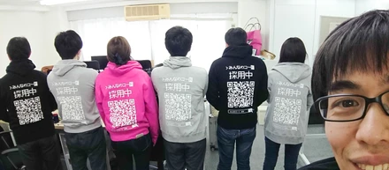 採用パーカー完成！メンバー全員歩く広告塔化
