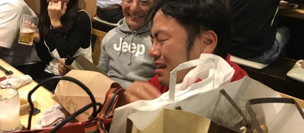 誕生日に泣く男と斧