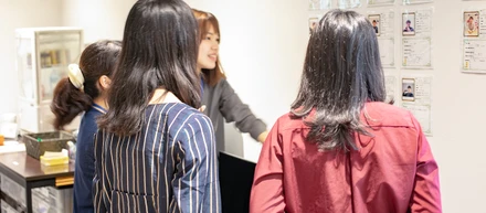 カフェスペースにある自己紹介シートで、メンバーの新たな一面が発見できます！