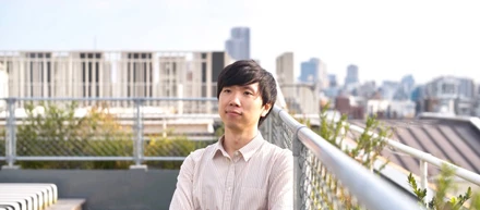 独学でプログラミングを習得し、スタートアップのCTOになった小尾という人間。